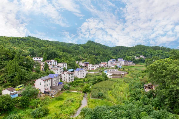 Landschap van dorp in de bergen in de provincie Hunan Zhangjiajie — Stockfoto