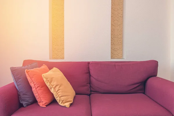 Dekoration der Kissen auf dem gemütlichen Sofa im Wohnzimmer — Stockfoto