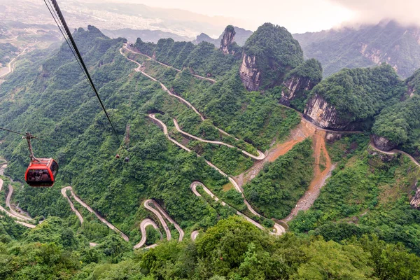 Teleférico con sinuoso y curvas carretera en Tianmen montaña zhan — Foto de Stock