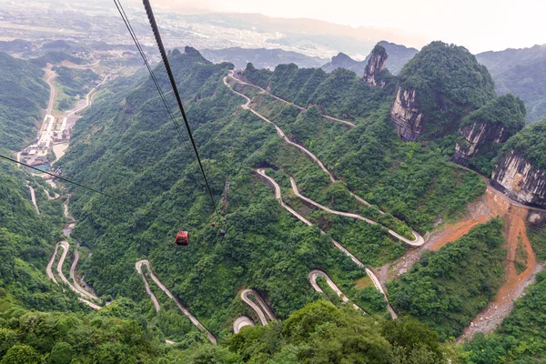 电缆车与绕组和曲线在天门山詹道 — 图库照片