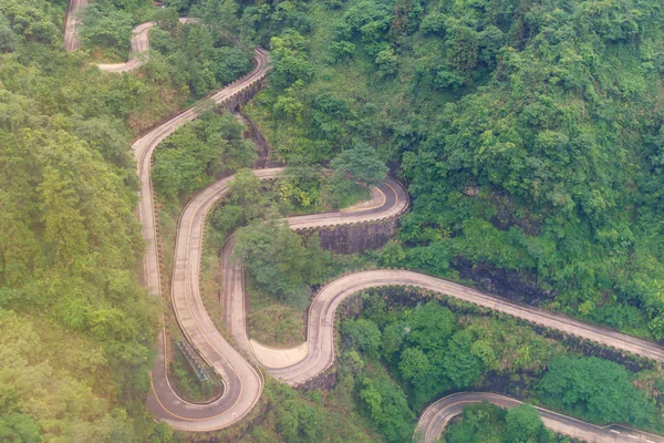 Uzwojenia i krzywe drogi w Tianmen mountain national park, Hunan — Zdjęcie stockowe