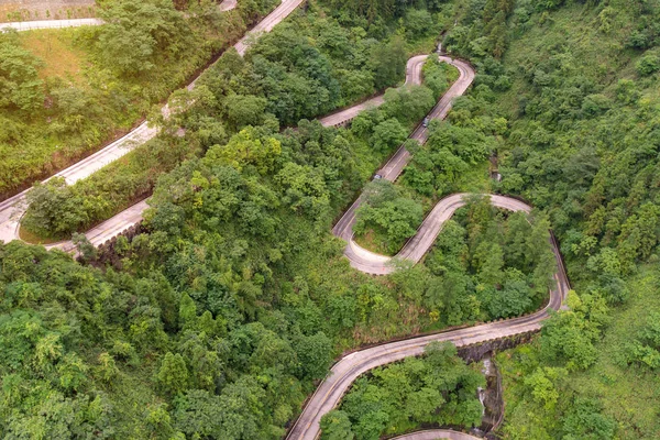 Извилистая и извилистая дорога в национальном парке Тяньмэнь, Хунань — стоковое фото