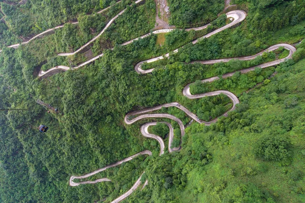 天門山占で巻線と曲線の道路とケーブルカー — ストック写真