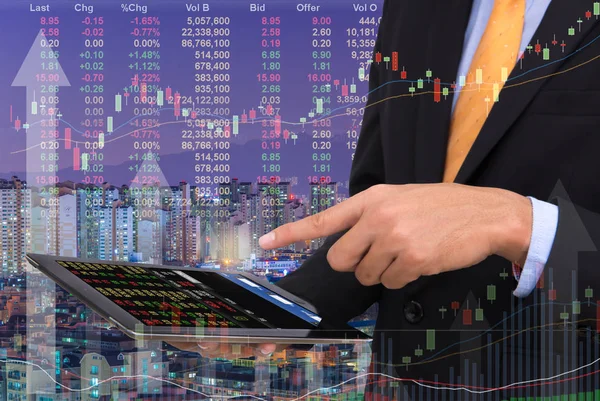 Επιχείρηση άνθρωπος έννοια Trading χρησιμοποιώντας το tablet με οικονομικών γρα — Φωτογραφία Αρχείου