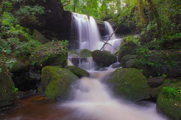 Air terjun yang indah di hutan hujan di phu tub berk gunung phu — Stok Foto