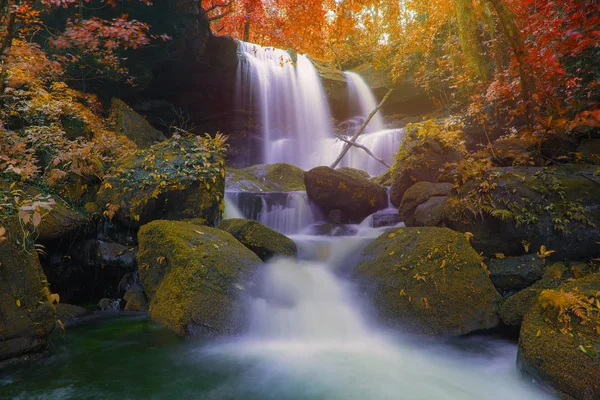 Vackra vattenfall i regnskogen på phu badkar berk mountain phet — Stockfoto