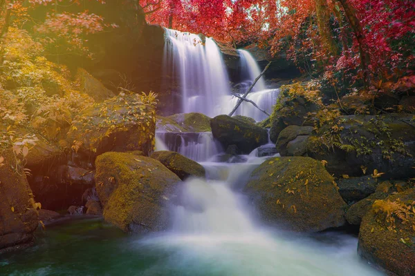 Bela cachoeira na floresta tropical em phu tub berk montanha phet — Fotografia de Stock