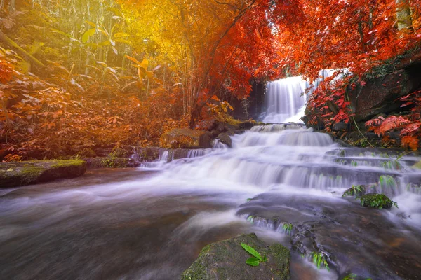 Schöner wasserfall im regenwald bei phu tub berk mountain phet — Stockfoto