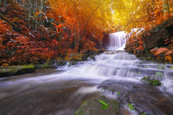 Bella cascata nella foresta pluviale a Phu vasca berk montagna phet — Foto Stock