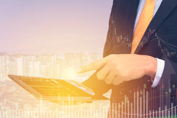 Business man Concepto de trading usando la tableta con gra financiero — Foto de Stock