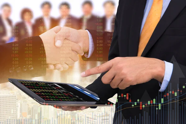 Zakelijke man Trading concept met behulp van de tablet met financiële gra — Stockfoto