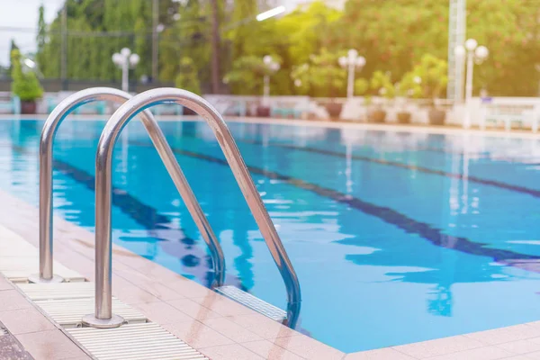 Piscina con escalera en el centro deportivo —  Fotos de Stock