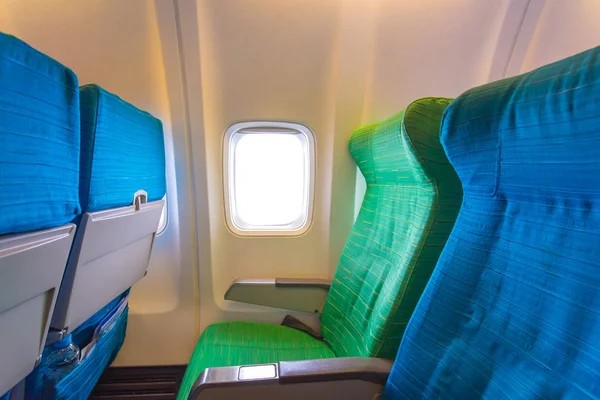 Samolot siedzenia w pobliżu okna w kabinie samolotu ogromne — Zdjęcie stockowe