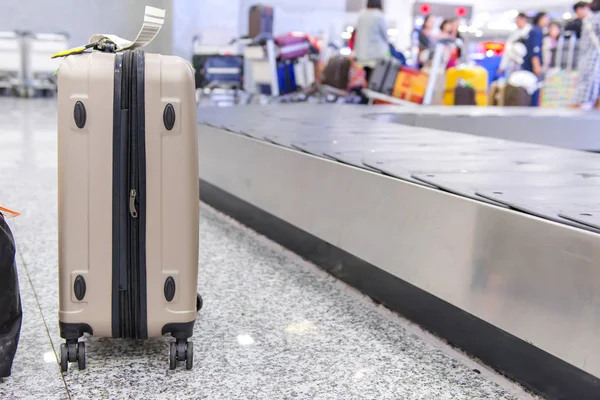 Βαλίτσα ή αποσκευές με ιμάντα μεταφοράς στο αεροδρόμιο — Φωτογραφία Αρχείου