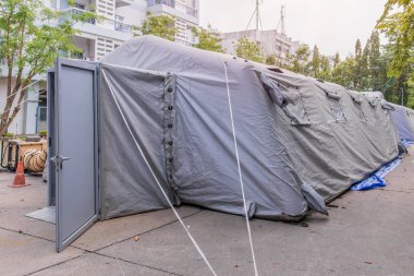 Askeri çadır barınak şehirde sokakta