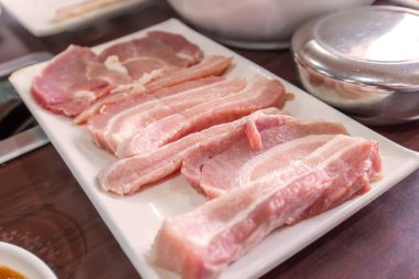 çiğ domuz eti et dilim yemek Barbekü için üzerinde