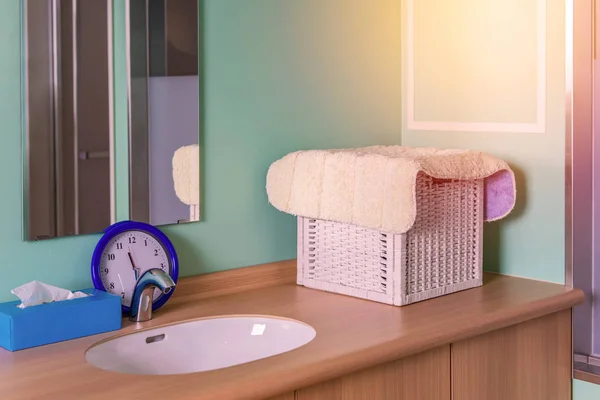 Ванные полотенца в плетеной корзине на деревянном столе — стоковое фото