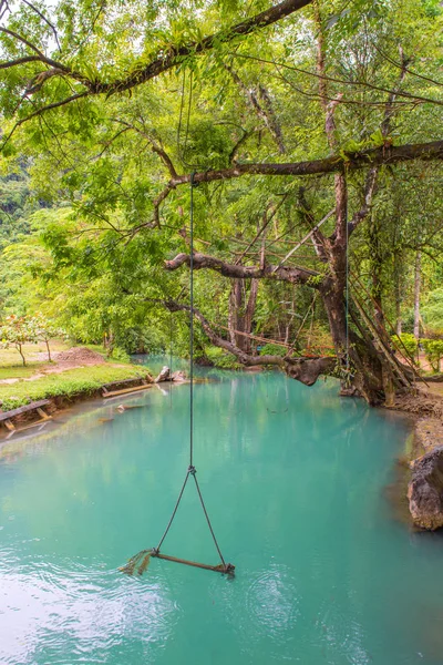 Blå lagunen på pukham grotta i vangvieng, Laos — Stockfoto