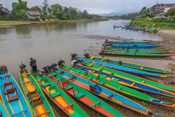 Barcos de cola larga en el río Song, Vang Vieng, Laos — Foto de Stock