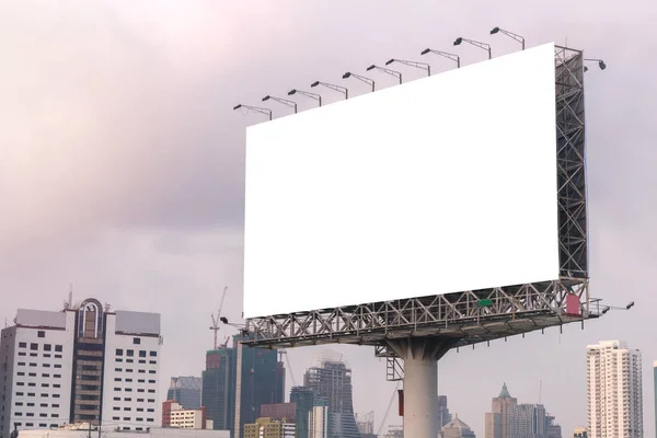 Grand panneau d'affichage blanc sur la route avec vue sur la ville arrière-plan — Photo