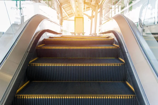 Escaliers mécaniques à l'intérieur d'un immeuble de bureaux moderne — Photo