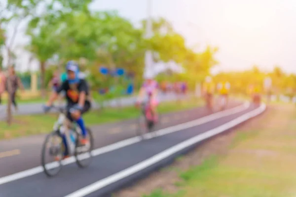 Sfocatura dell'esercizio con bicicletta nel parco pubblico, sport all'aria aperta — Foto Stock