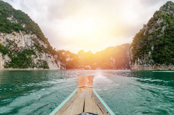 Bateau en bois sur le barrage de Ratchaprapha Khao Sok National Park, Surat Th — Photo