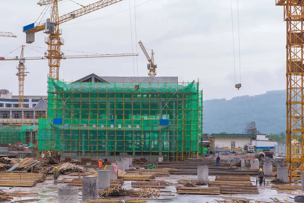 Kran und Arbeiter auf Baustelle im Einsatz — Stockfoto