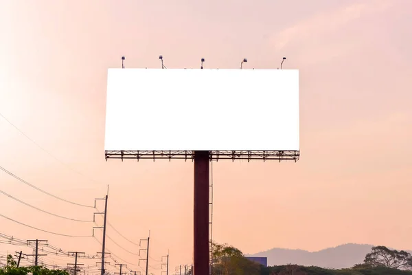 Cartellone bianco pronto per la nuova pubblicità con backgrou tramonto — Foto Stock