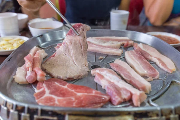Deliciosa barbacoa de cerdo a la parrilla, la carne se cocinan en la estufa — Foto de Stock