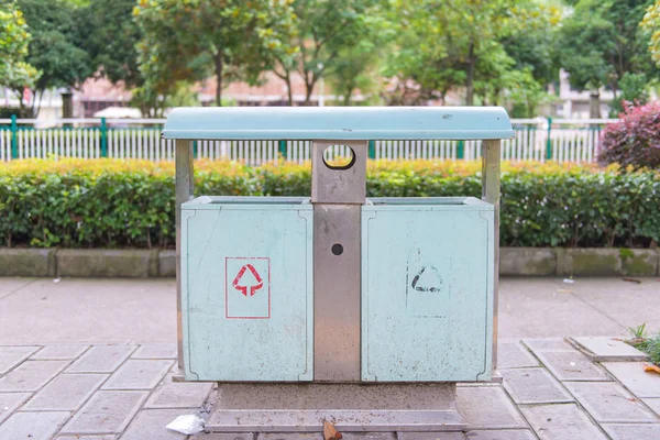 Çöp kutularını geçit yanındaki parkta — Stok fotoğraf