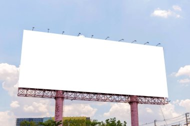 Büyük boş ilan panosu yeni reklam için hazır.