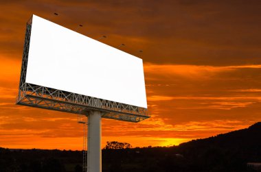 Alacakaranlık zaman yeni reklam için hazır boş billboard