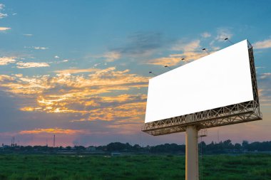 Alacakaranlık zaman yeni reklam için hazır boş billboard