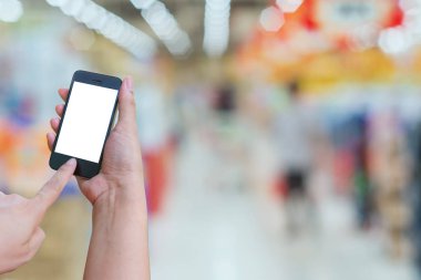 Super alışveriş yaparken cep telefonu kadın tutun ve dokunmatik ekran