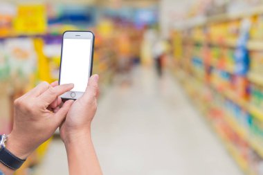 Super alışveriş yaparken cep telefonu kadın tutun ve dokunmatik ekran