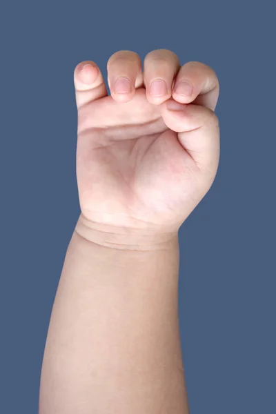 クリッピング パスと青色の背景に分離された赤ちゃんの手 — ストック写真