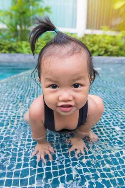 Мила дівчина або маленька дитина грає в басейні щасливо — стокове фото