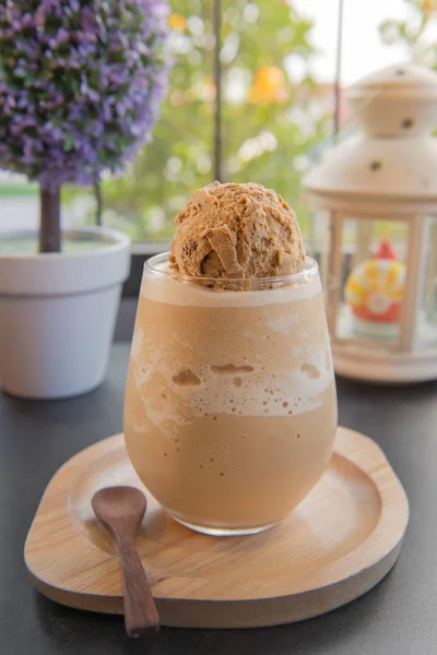 Frappe mocha con helado en vidrio en la cafetería — Foto de Stock