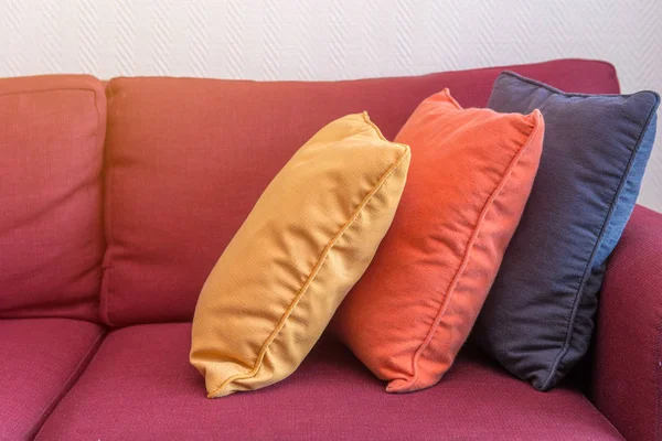 Dekoration der Kissen auf dem gemütlichen Sofa im Wohnzimmer — Stockfoto