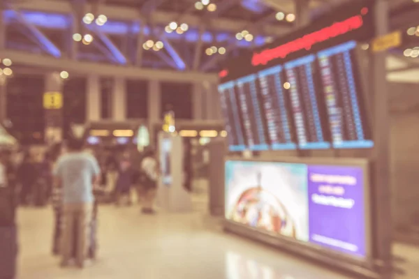 Borrosa de Traveler en la terminal del aeropuerto con horario de vuelo boa — Foto de Stock