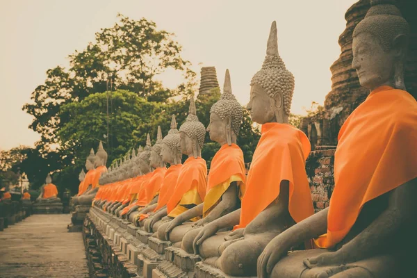 Buddhastaty med solnedgång i ttemple av Wat Yai Chai Mongkol i — Stockfoto