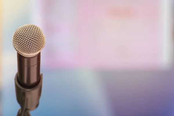 Microphone dans la salle de réunion pour une conférence — Photo