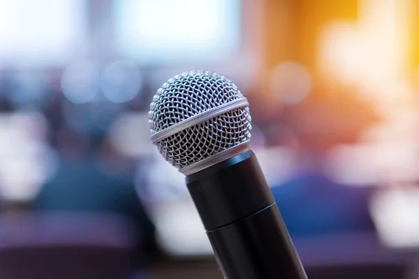 Microphone dans la salle de réunion pour une conférence — Photo