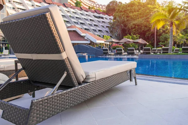 Cama de piscina cerca de la piscina en el complejo tropical —  Fotos de Stock