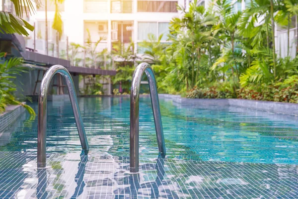 Piscina blu in hotel con scala — Foto Stock