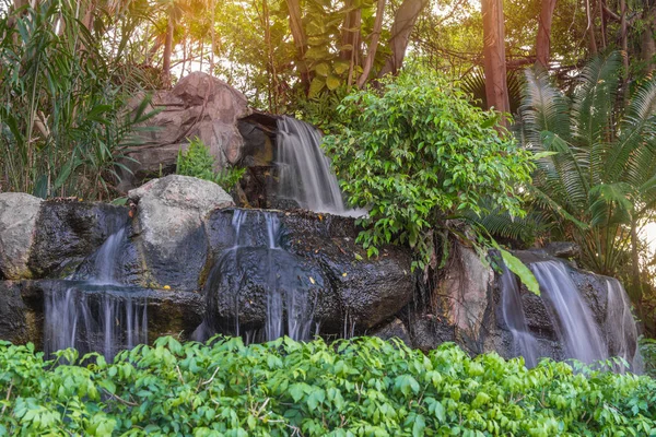 Cascada en el jardín en el parque público — Foto de Stock