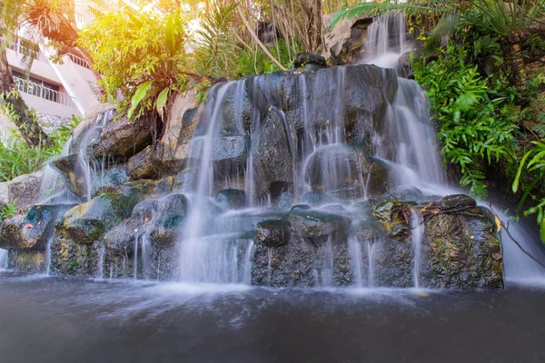 Halk parkındaki bahçede şelale