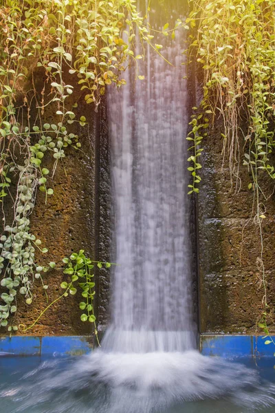 Водопад в саду в общественном парке — стоковое фото