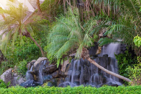 Cascada en el jardín en el parque público — Foto de Stock